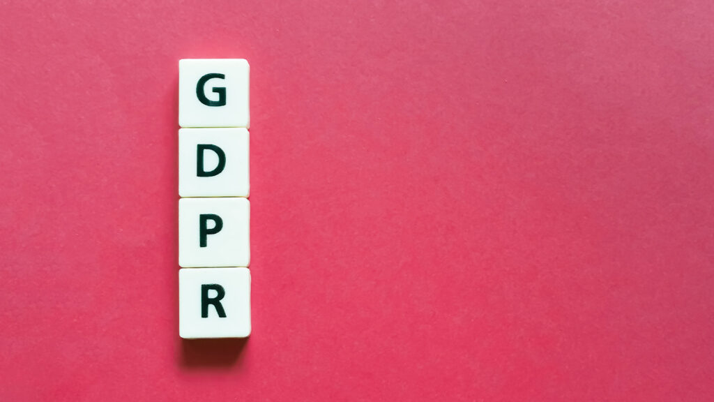 Bogstavklodser med teksten GDPR på pink baggrund
