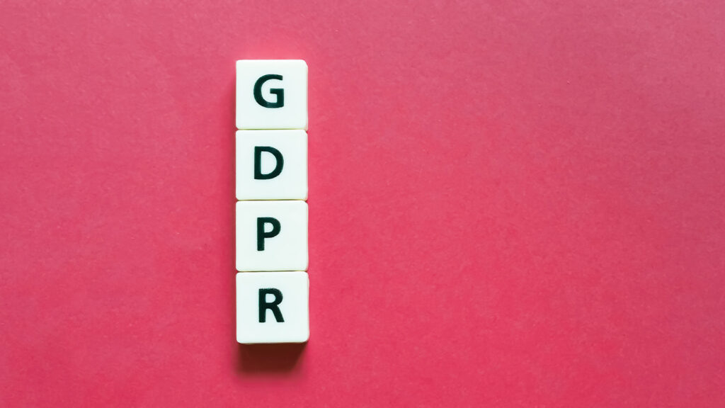 Bogstavklodser med teksten GDPR på pink baggrund