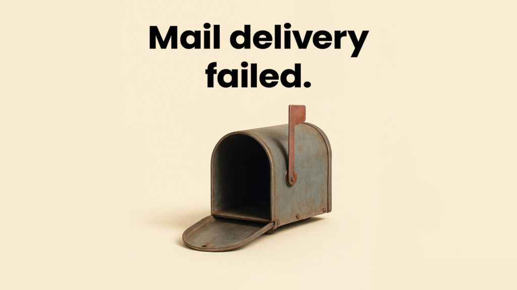 Tom, åben postkasse med teksten “Mail Delivery Failed” på lys baggrund