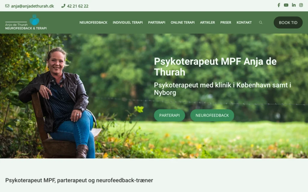 The homepage of anjadethurah.dk with Anja de Thurah on a bench in nature and the headline “Psychotherapist MPF Anja de Thurah”