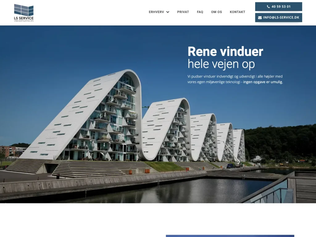 The homepage of ls-service.dk with Bølgen in Vejle and the headline “Clean windows all the way up”